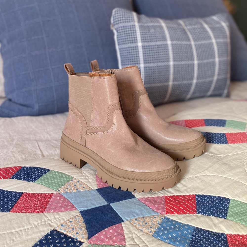 Lucky Brand Eabile Lug Sole Suede Bootie in Tan Size 7.5